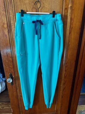 Figs Women's surgical green Jogger Scrub Pants with Navy Drawstring
